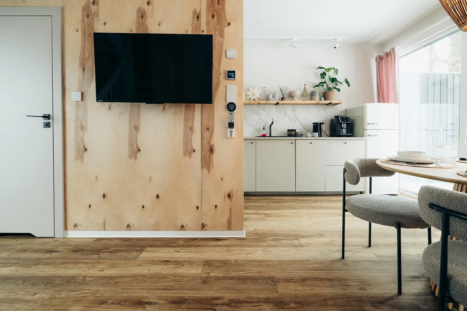 Salon z rozkładaną sofą — domek Hvita, Strøme Sulistrowiczki
