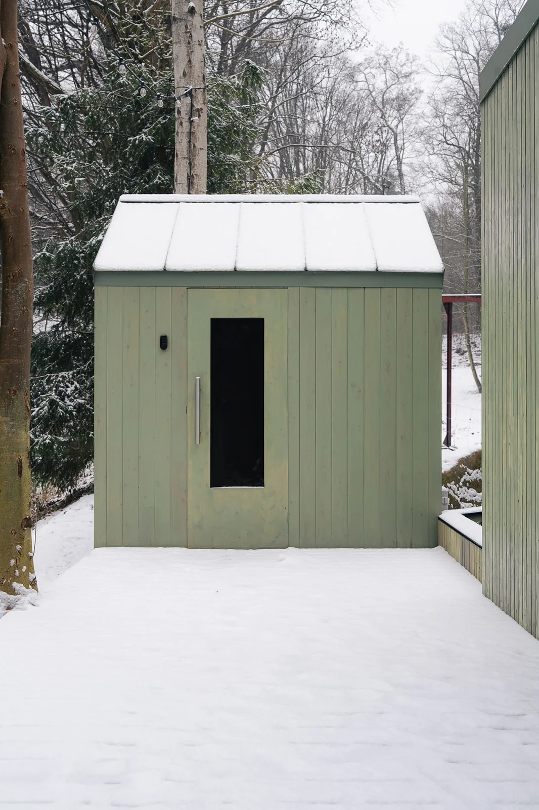 Sauna nad strumieniem, widok z zewnątrz