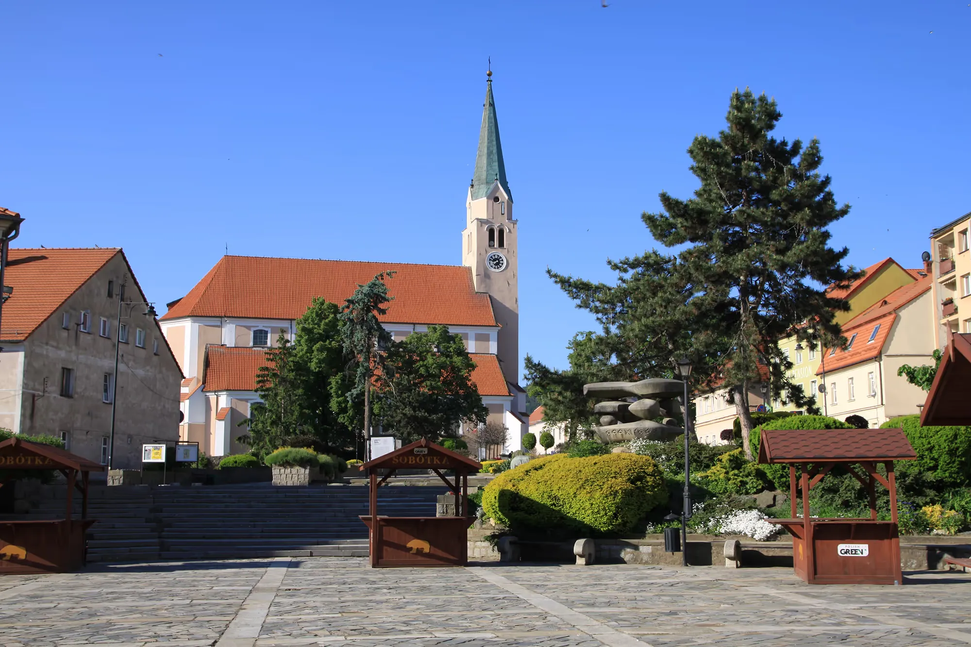 Rynek w Sobótce u stóp Ślęży