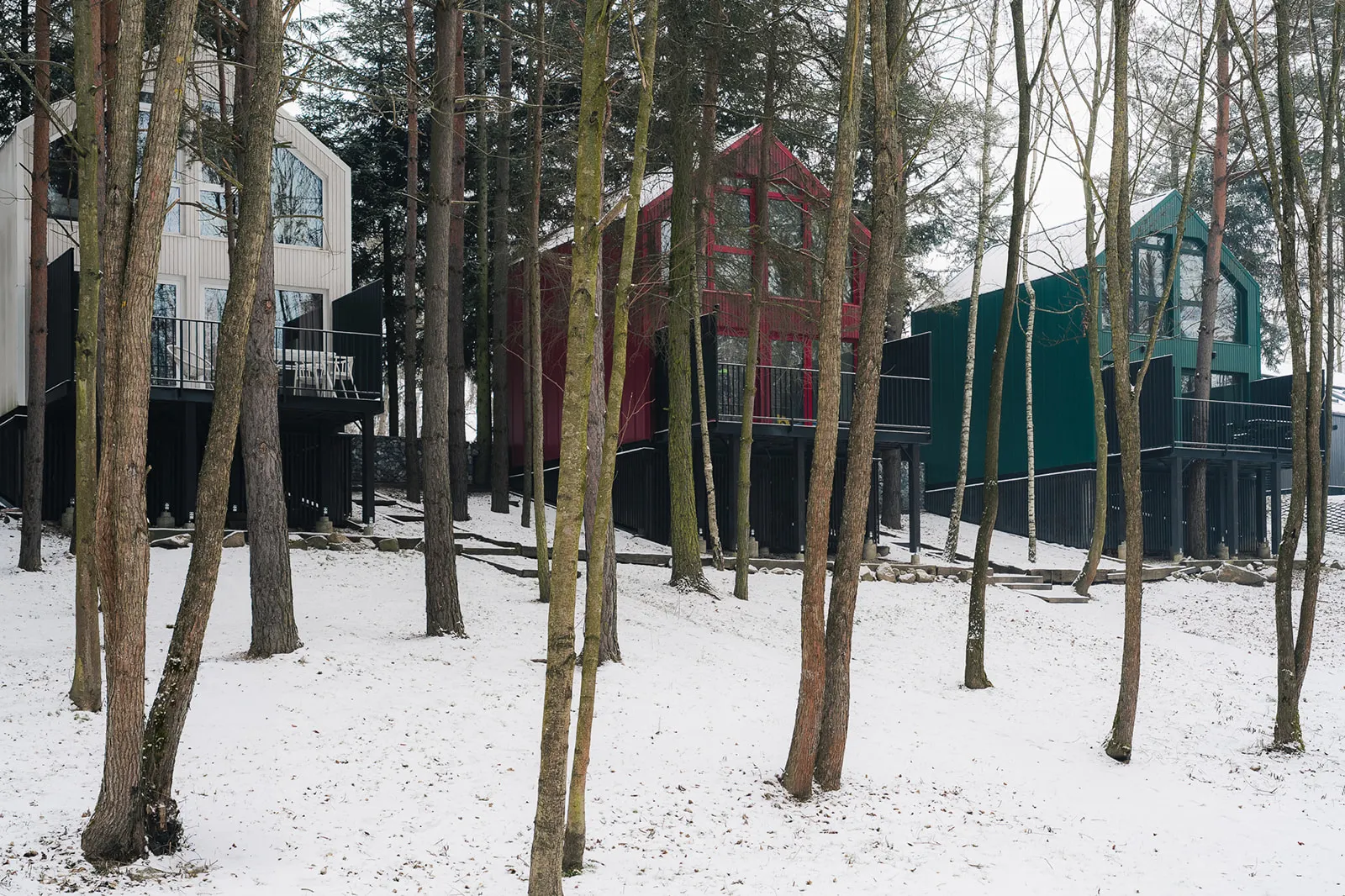 Trzy domki Strome widziane od strony leśnego zbocza