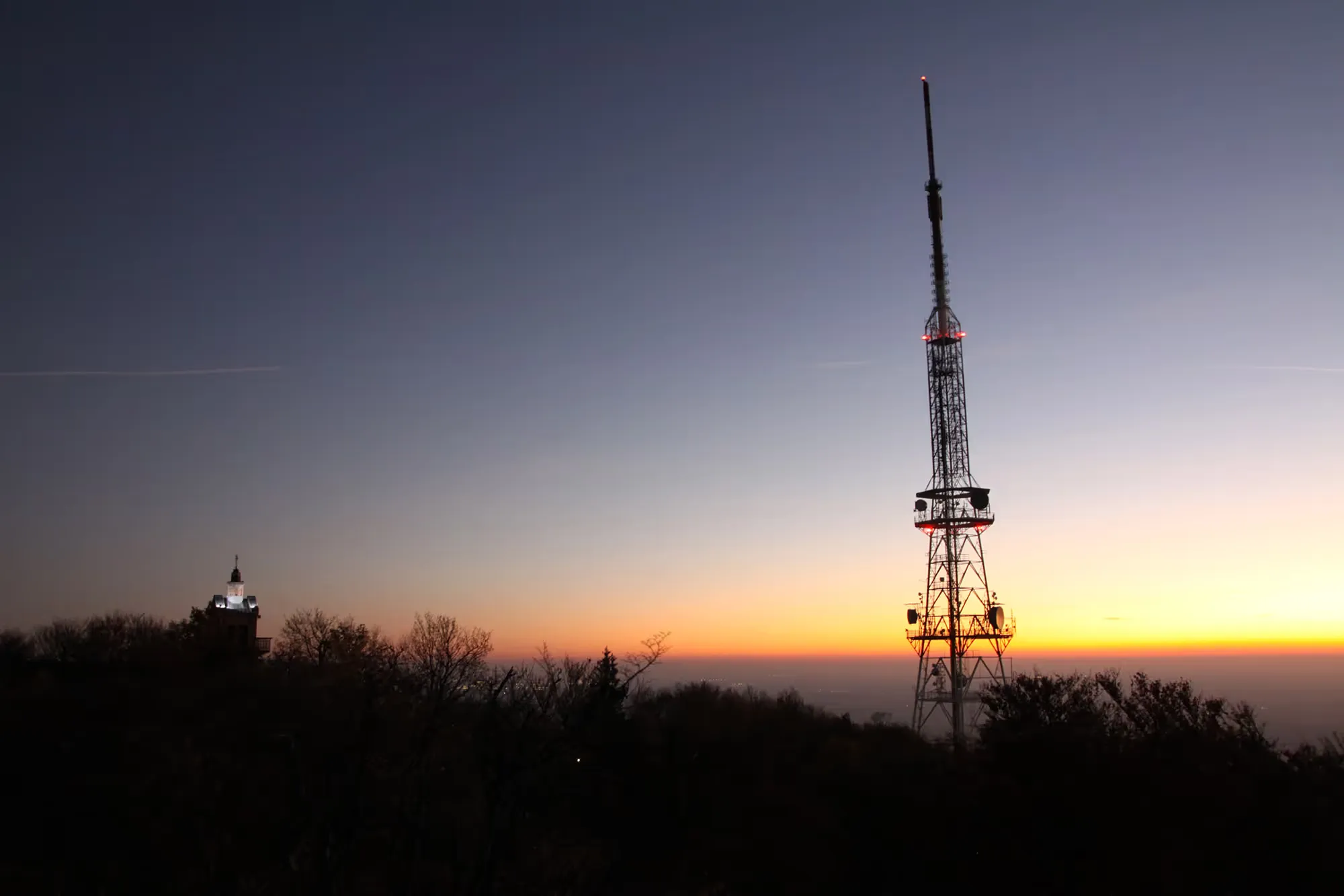 Stalowa wieża przekaźnikowa RTV na szczycie Ślęży